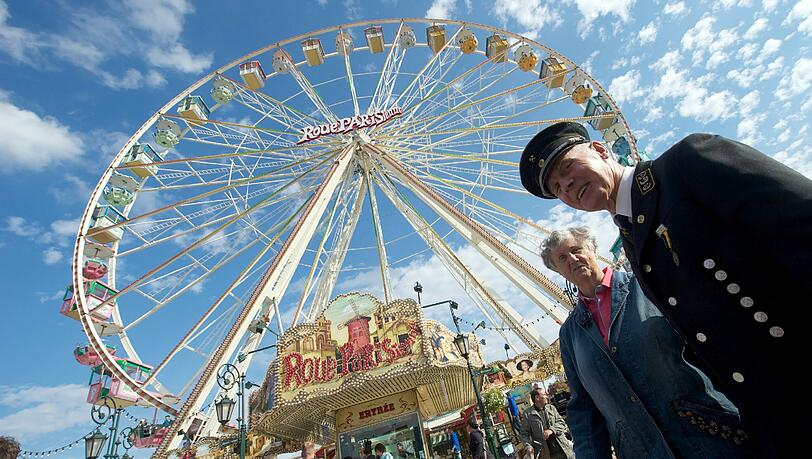 Ein Bergmann geht mit seiner Frau am 14.09.2012 an dem Riesenrad auf der «Eisleber Wiese» in Eisleben in Sachsen-Anhalt vorbei. Ein Bergmann geht mit seiner Frau am 14.09.2012 an dem Riesenrad auf der «Eisleber Wiese» in Eisleben in Sachsen-Anhalt vorbei.