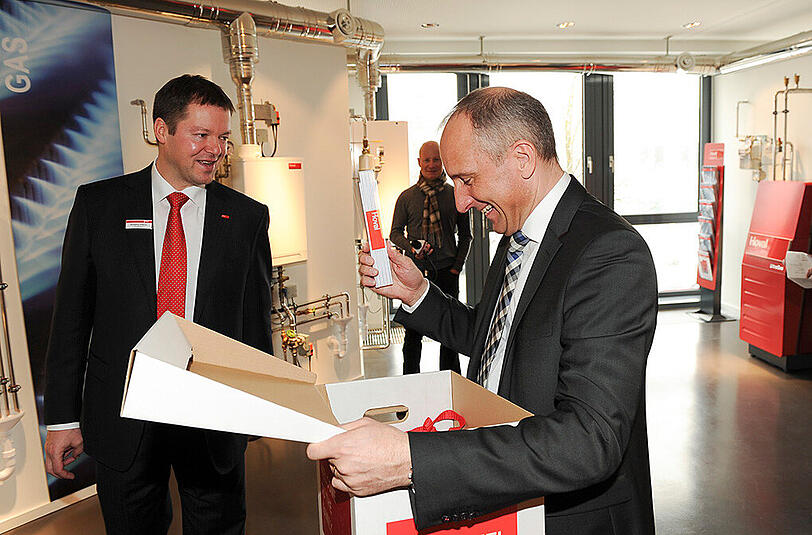 Wolfgang Allgäuer, Geschäftsführer Hoval und Adrian Hasler (Regierungschef von Liechtenstein) bei Hoval.