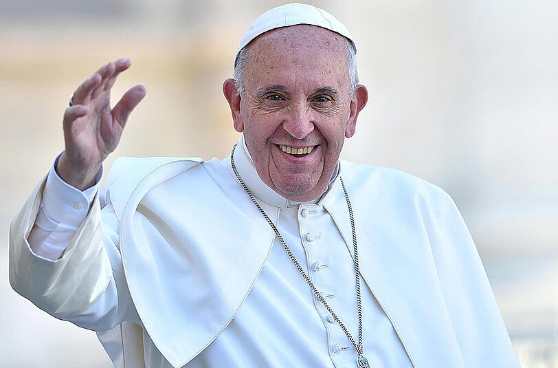 Papst Franziskus stuft die Flüchtlingskrise als eine Invasion ein, die Chancen bietet.