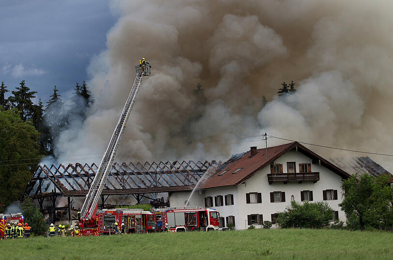 Nach einem Blitzeinschlag stand am Montag ein Bauernhof im Berchtesgadener Land in Flammen. Die Bilder!