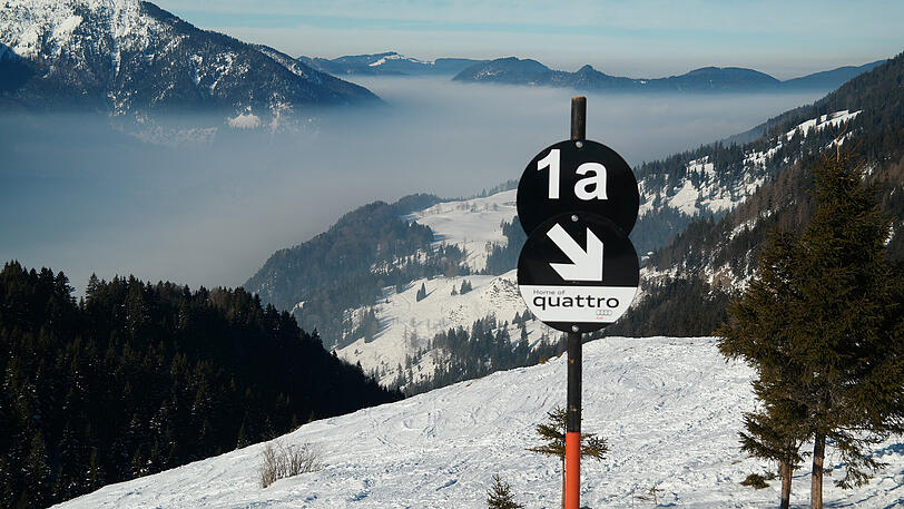 Im Tal unten der Nebel, oben die Sonne und sogar schwarze Pisten.