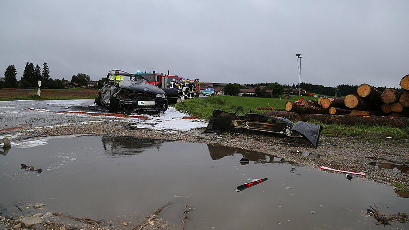 Der BMW-Fahrer krachte gegen den Baumstapel und war vermutlich sofort tot. Die Bilder vom Horror-Crash.