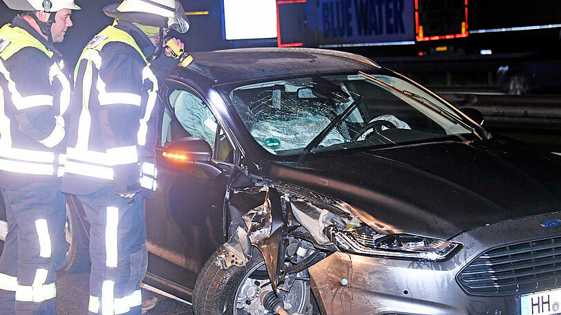 Die 30-Jährige wurde von einem Auto erfasst und schwer verletzt. Sie starb noch an der Unfallstelle.