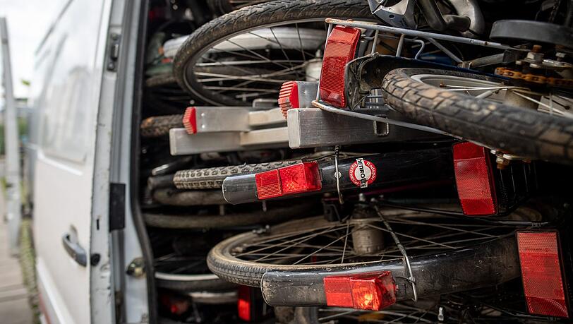 Zwei Männer sind dabei beobachtet worden, wie sie Fahrräder in einen Transporter einluden. (Symbolbild) Zwei Männer sind dabei beobachtet worden, wie sie Fahrräder in einen Transporter einluden. (Symbolbild)