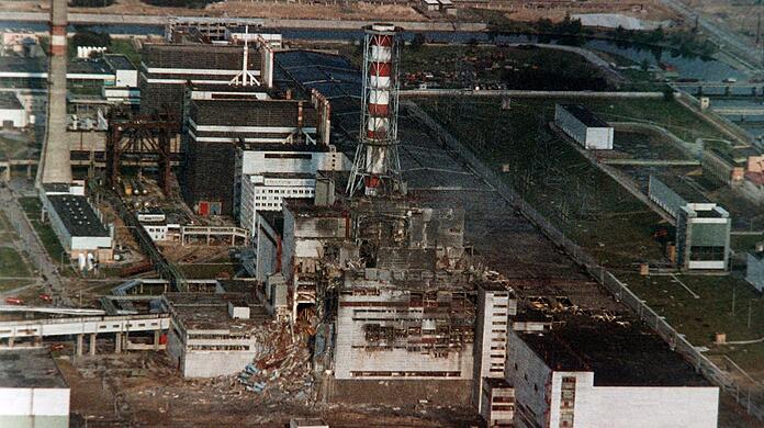 Blick auf den zerstörten Reaktor des Atomkraftwerkes Tschernobyl in der Ukraine im Mai 1986.