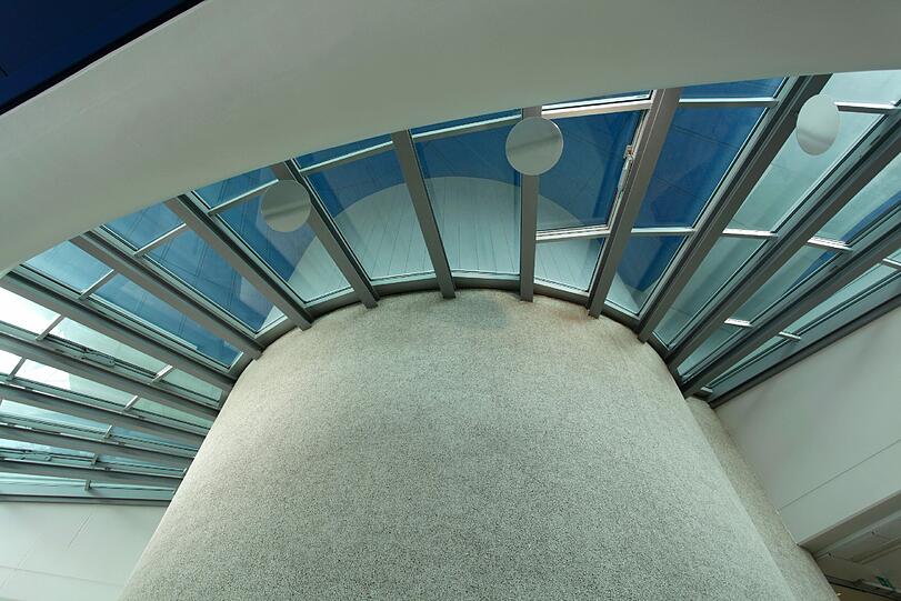 Auch hier ist die Formenführung der Außenfassade aufgegriffen.