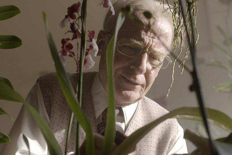 Karl Albrecht (Ralf Harster) pflegt seine Orchideen