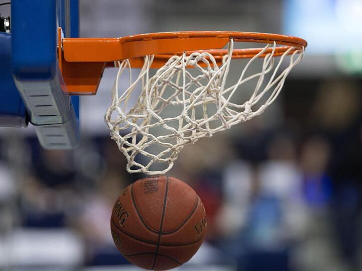 Ein Basketball geht in den Korb. Foto: Lukas Schulze/Archivbild