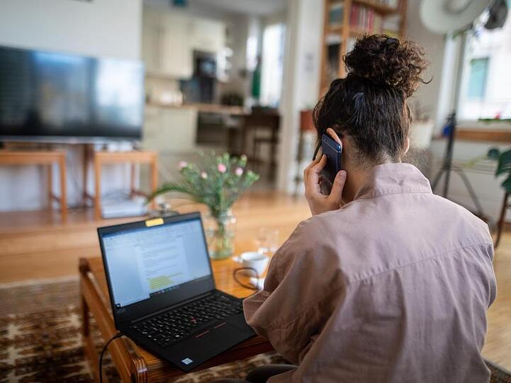 Telefonkonferenz aus dem Wohnzimmer.