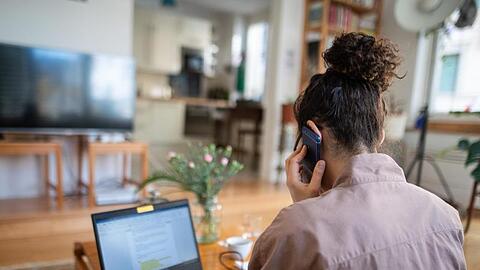 Telefonkonferenz aus dem Wohnzimmer.