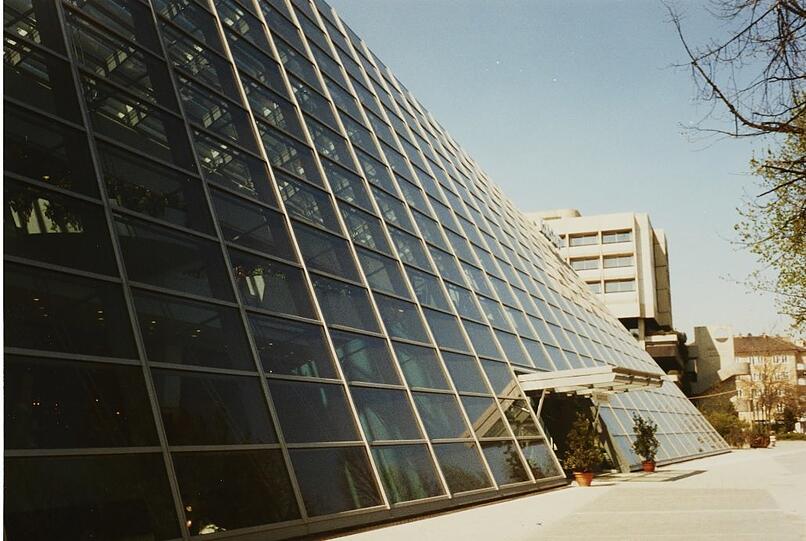 Charakteristisch: das gläserne Schrägdach vom Karstadt-Einrichtungshaus auf der Theresienhöhe im Jahr 1997. 2004 wurde hier, vom neuen Einrichter XXXLutz, noch einmal umgebaut, bis es 2015 zum Abriss kam.
