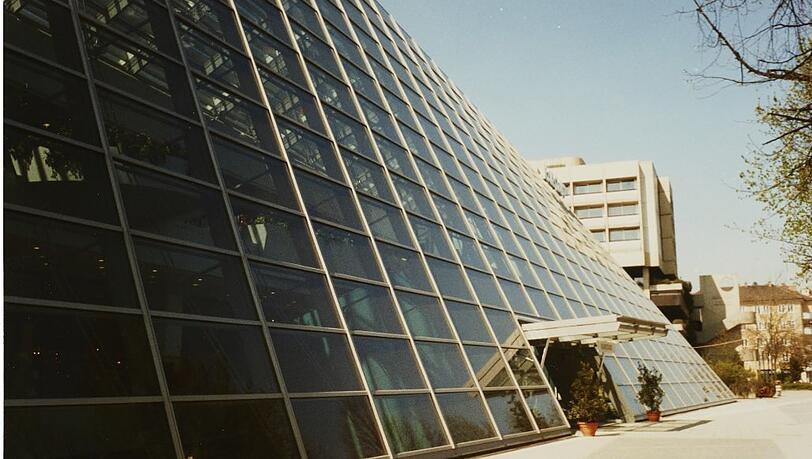Charakteristisch: das gläserne Schrägdach vom Karstadt-Einrichtungshaus auf der Theresienhöhe im Jahr 1997. 2004 wurde hier, vom neuen Einrichter XXXLutz, noch einmal umgebaut, bis es 2015 zum Abriss kam. Charakteristisch: das gläserne Schrägdach vom Karstadt-Einrichtungshaus auf der Theresienhöhe im Jahr 1997. 2004 wurde hier, vom neuen Einrichter XXXLutz, noch einmal umgebaut, bis es 2015 zum Abriss kam.