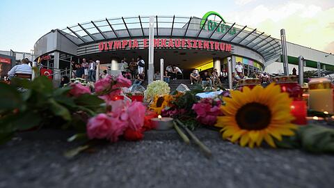 Blumen und Kerzen liegen an der U-Bahn Station Olympia-Einkaufszentrums (OEZ).