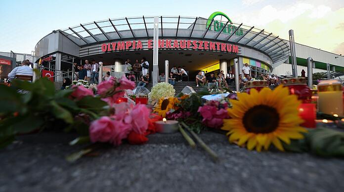 Blumen und Kerzen liegen an der U-Bahn Station Olympia-Einkaufszentrums (OEZ).