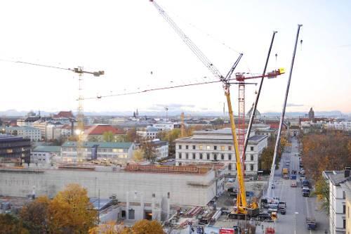 Am seidenen Faden: Am Dienstagabend verbog sich der Arm eines Krans in der Arcissstraße ab. Die Feuerwehr war bis Mittwochmorgen beschäftigt.