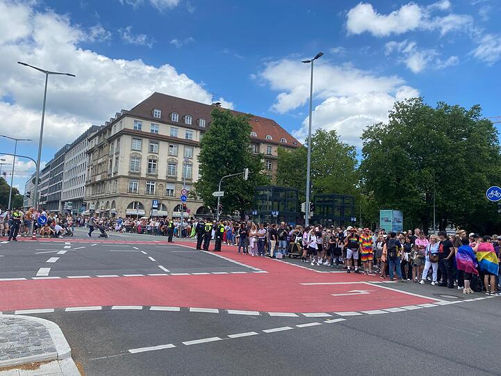Am Sendlinger Tor steigt die Spannung auf die CSD-Parade.