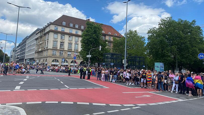 Am Sendlinger Tor steigt die Spannung auf die CSD-Parade. Am Sendlinger Tor steigt die Spannung auf die CSD-Parade.