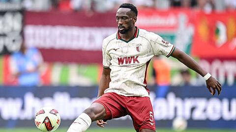 Der Abwehrchef des FC Augsburg in einer bislang starken Saison: Chrislain Matsima. (Archivbild)