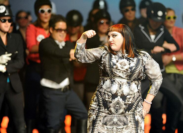 Individuelle Dance-Moves: Beth Ditto tanzt mit 100 Bremern auf der Bühne den "Gangnam Style".
