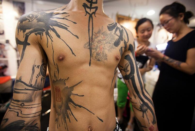 Sexy Körperkunst: Verrückte Tattoos - Spektakuläre Bilder...