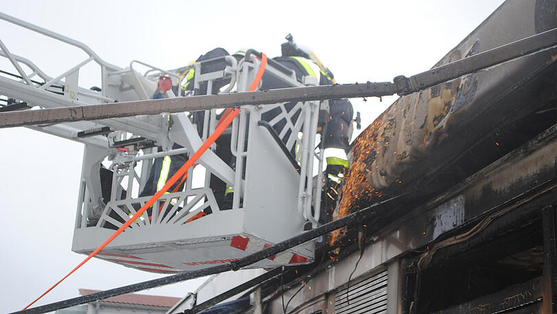 Gaststättenbrand in germering - die Bilder vom Feuerwehreinsatz.