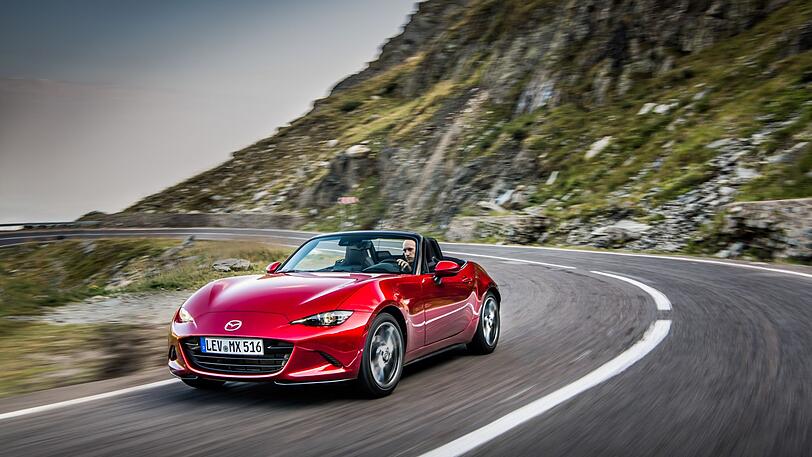 Der Stoffdach-MX-5 bietet geöffnet nach wie vor deutlich mehr Frischluft-Vergnügen als sein Blechdach-Bruder.