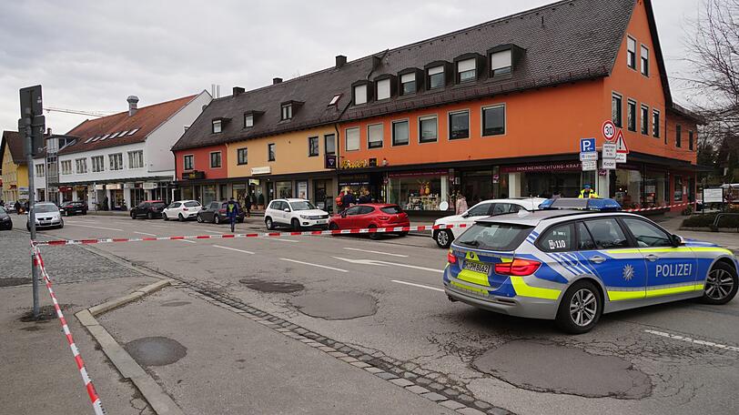 Tatort Truderinger Straße: Der Juwelier (hinter dem roten Auto) sollte betrogen werden.