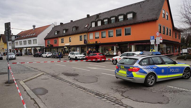 Tatort Truderinger Straße: Der Juwelier (hinter dem roten Auto) sollte betrogen werden. Tatort Truderinger Straße: Der Juwelier (hinter dem roten Auto) sollte betrogen werden.