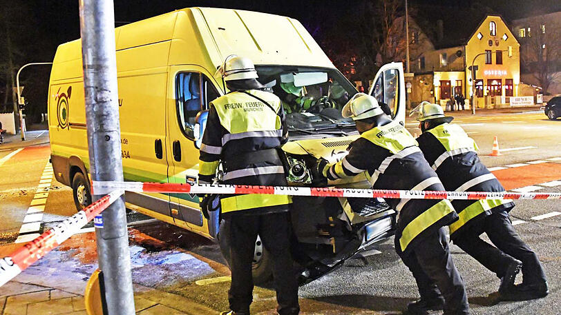 Die Bilder vom Unfallort - drei Personen erlitten teils schwere Verletzungen.