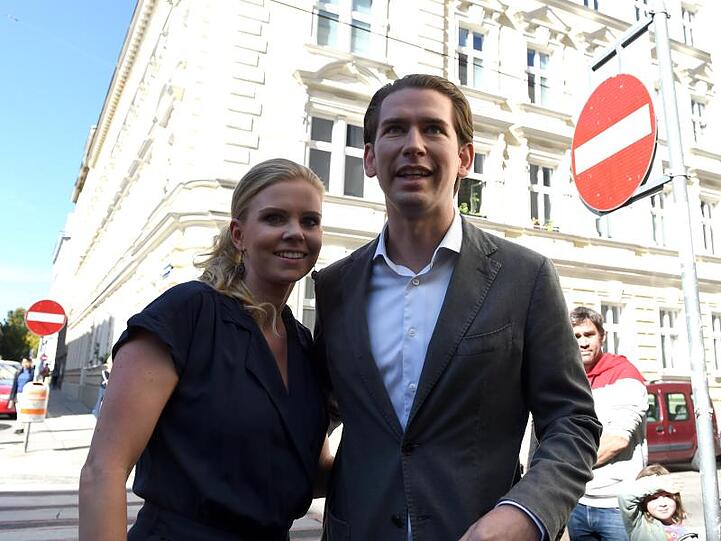 ÖVP-Spitzenkandidat Sebastian Kurz und seine Freundin Susanne Thier stehen vor ihrem Wahllokal in Wien.