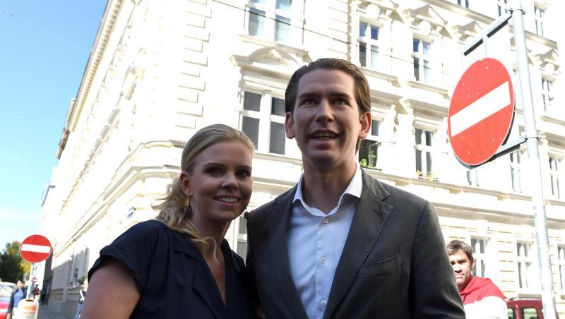 ÖVP-Spitzenkandidat Sebastian Kurz und seine Freundin Susanne Thier stehen vor ihrem Wahllokal in Wien. ÖVP-Spitzenkandidat Sebastian Kurz und seine Freundin Susanne Thier stehen vor ihrem Wahllokal in Wien.