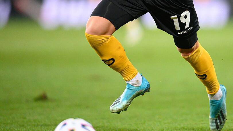Ein Fußballspieler spielt den Ball.