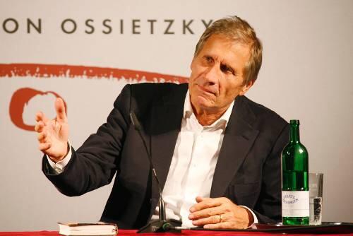 Eloquent und seriös: Ulrich Wickert beim Hamburger Krimifest.