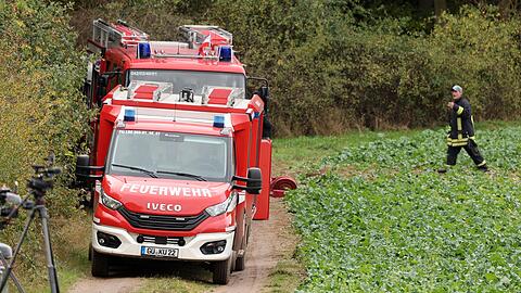 Die Feuerwehr pumpte Wasser aus dem Tümpel ab.