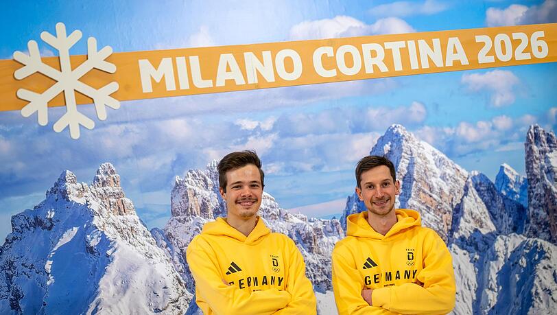 Philipp Raimund (l) und Felix Hoffmann (r) bei der Olympia-Einkleidung.