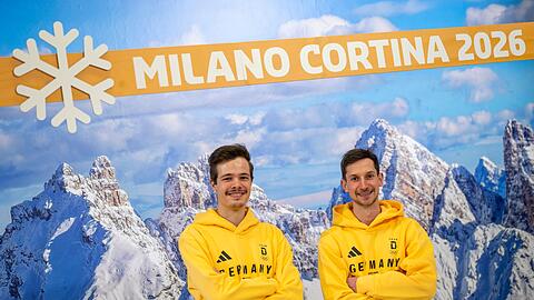 Philipp Raimund (l) und Felix Hoffmann (r) bei der Olympia-Einkleidung.