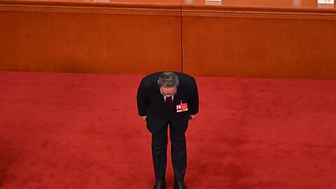 Vor seiner Rede verbeugte sich Ministerpr&auml;sident Li vor den Delegierten.