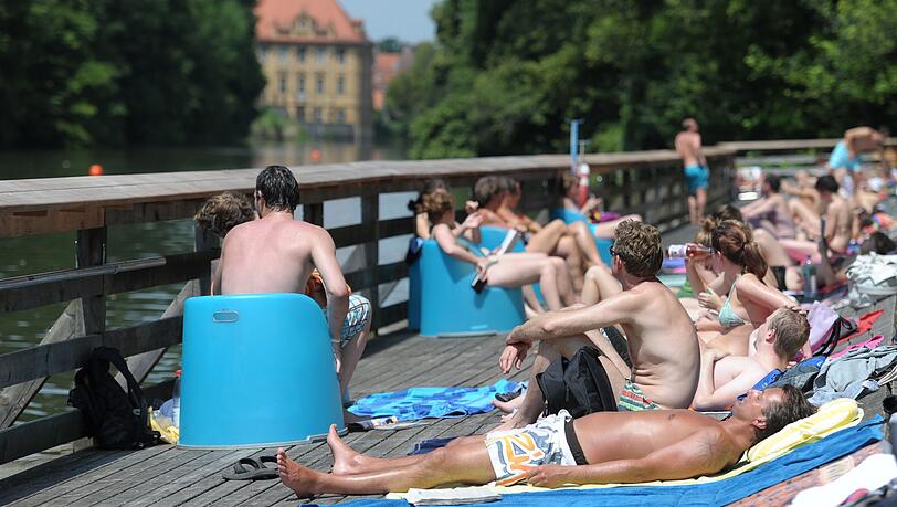Im Hainbad schwimmt man im Fluss mit schöner Aussicht auf die Bamberger Altstadt. (Archivbild) Im Hainbad schwimmt man im Fluss mit schöner Aussicht auf die Bamberger Altstadt. (Archivbild)