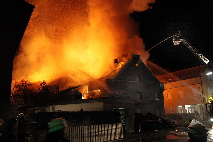 Die Feuerwehr konnte ein Abbrennen der Lagerhalle nicht mehr verhindern.