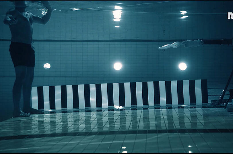 Ein norwegischer Physiker lies unter Wasser eine Waffe auf sich richten.