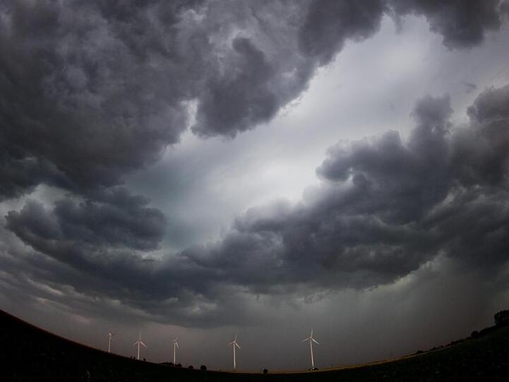 Eine Unwetterfront zieht auf. Foto: Julian Stratenschulte/Archivbild