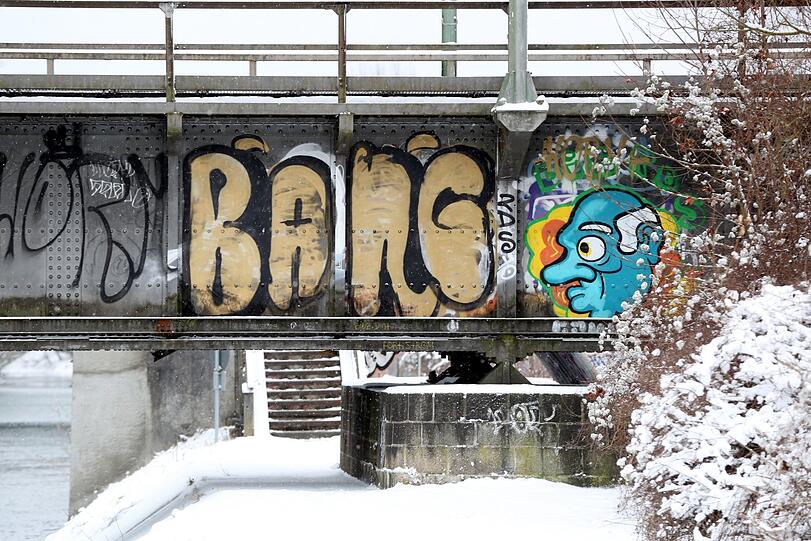 Bunt: die Eisenbahnbrücke gleich neben der Leinthaler Brücke.