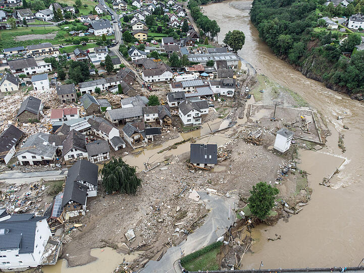 Weitgehend zerstört und überflutet ist das Dorf Schuld im Kreis Ahrweiler nach dem Unwetter mit Hochwasser. Dabei hat die Flut Äste und Unrat ins Innere des Ortes gespült, wo sie sich auftürmen.  Mindestens sechs Häuser wurden durch die Fluten zerstört.