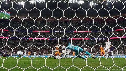 Meshaal Barsham (M) streckt sich vergeblich und kann den Einschlag zum 1:0 für die Niederlande nicht mehr verhindern.