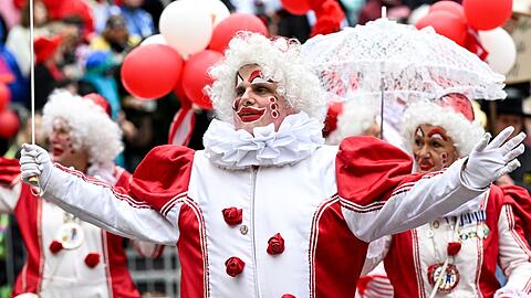 Karnevalisten feiern in Düsseldorf.