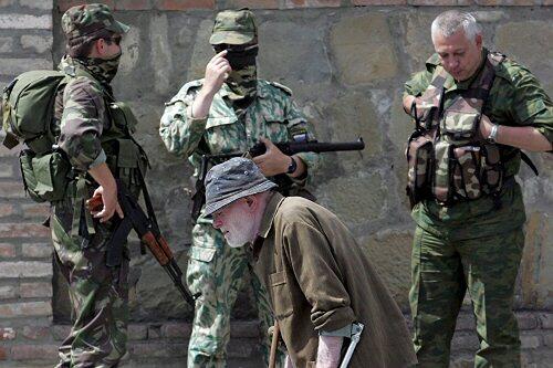 Russische Soldaten in Gori, im Vordergrund ein Georgier