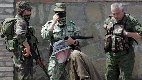 Russische Soldaten in Gori, im Vordergrund ein Georgier Russische Soldaten in Gori, im Vordergrund ein Georgier