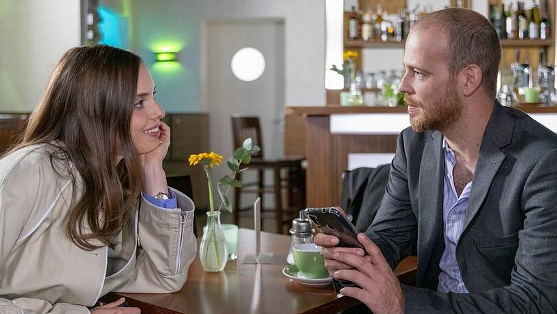 "Unter uns": Tobias ist überrascht, als Betty ihm verliebt vorschlägt, dauerhaft bei ihm zu wohnen.