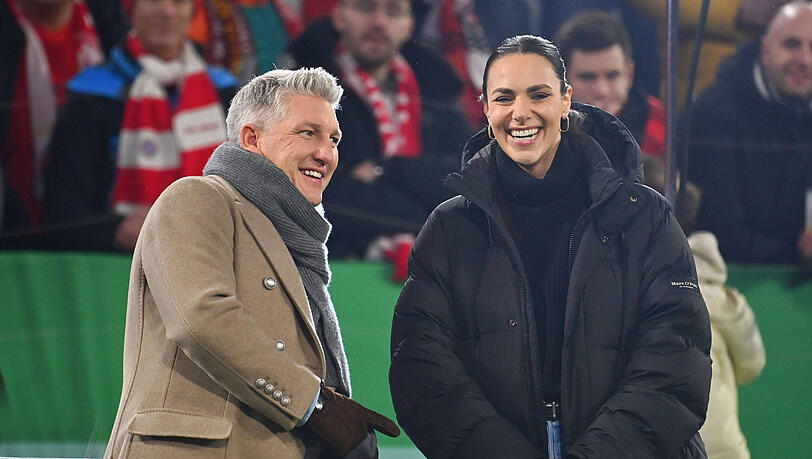 Vor der Kamera sind Fußballexperte Bastian Schweinsteiger und ARD-Moderatorin Esther Sedlaczek ein eingespieltes Duo.