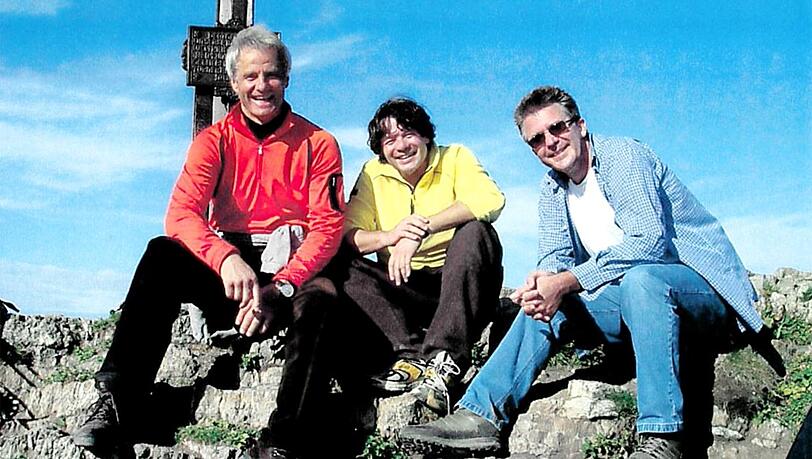 "Da waren wir irgendwo am Tegernsee, es war immer herrlich": Michael Käfer (M.) mit seinem Spezl Lemmy Hofmann (r.). Kumpel Peter Schmuck (Ex-Lenbach-Chef) ist beim jährlichen Ritual des Bergsteigens auch oft dabei gewesen.